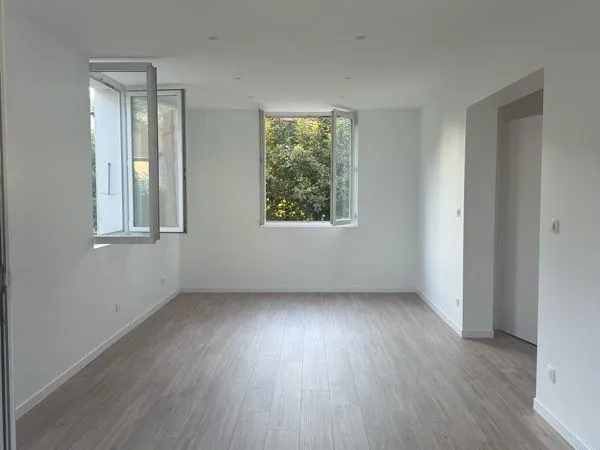 Appartement T2 de standing refait à neuf + garage + cave + terrain privatif
