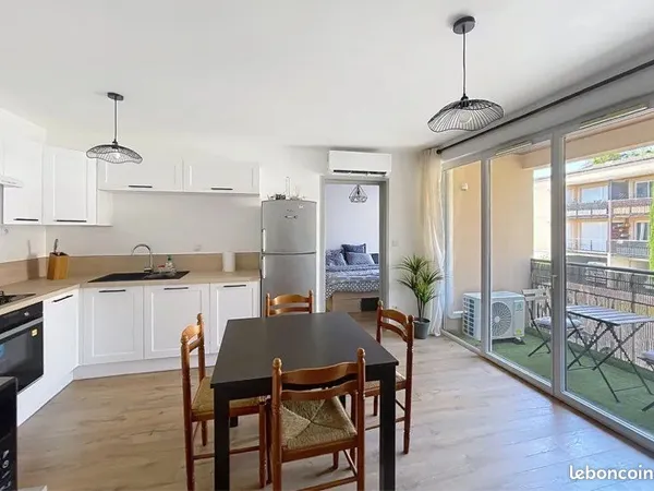 Appartement cosy T2 entièrement rénové avec garage fermé et parking