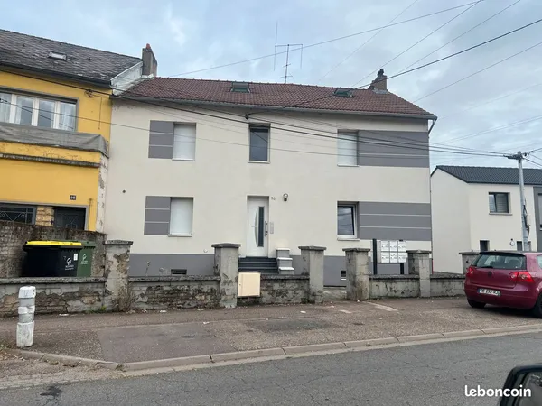 Florange Rue de Verdun studio meublé 580 ( avec chauffage , eau et électricité )