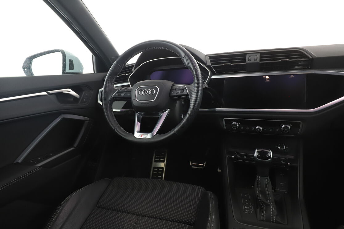 Audi Q3 45 TFSIe S Line S Tronic — photo 12