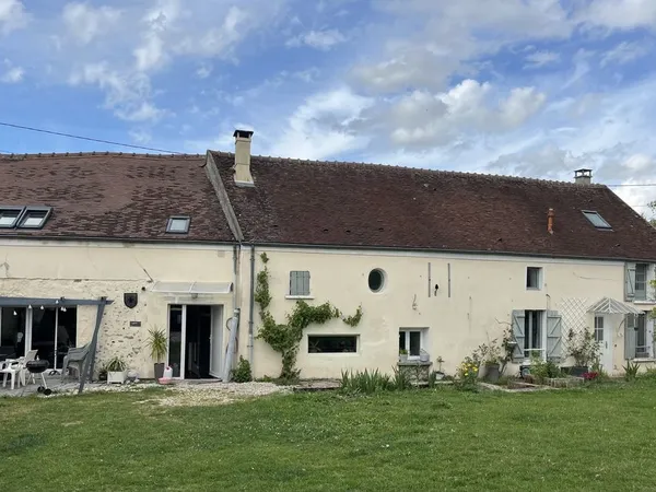 Grande maison briarde 2 logements sur 3,5 hectares attenants