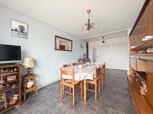 APPARTEMENT VENDU LOUÉ - 2 CHAMBRES, BALCON ET ASCENSEUR - ROANNE CENTRE