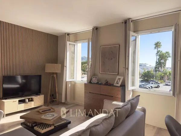 Cannes Centre  Appartement Lumineux avec Vue sur le Port