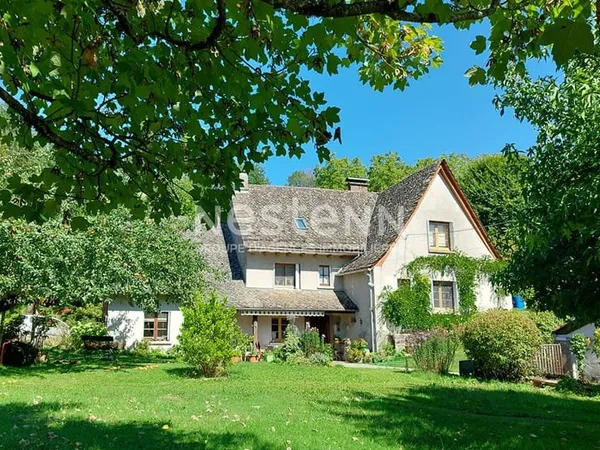 A vendre à Marmanhac, sur terrain d'environ 4000 m², maison de type 6 d'une surface de 157 m² avec c