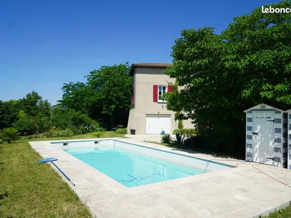 Maison de caractère en position dominante et vue ardèche
