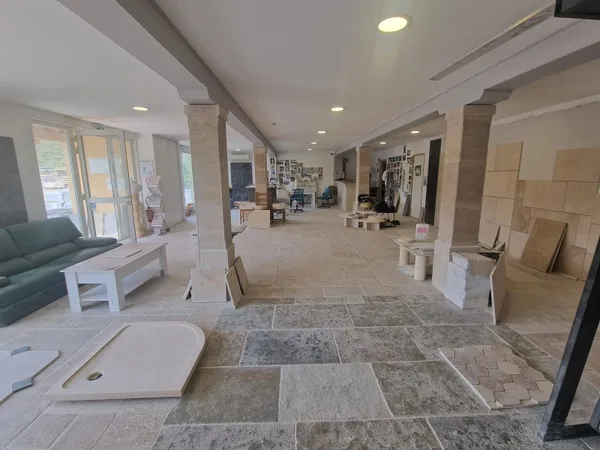 Local commercial 5 pièces 480 m²
