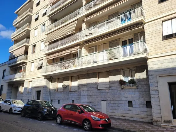 Appartement proche gare avec parking et garage - 3 pièces - 70 m²