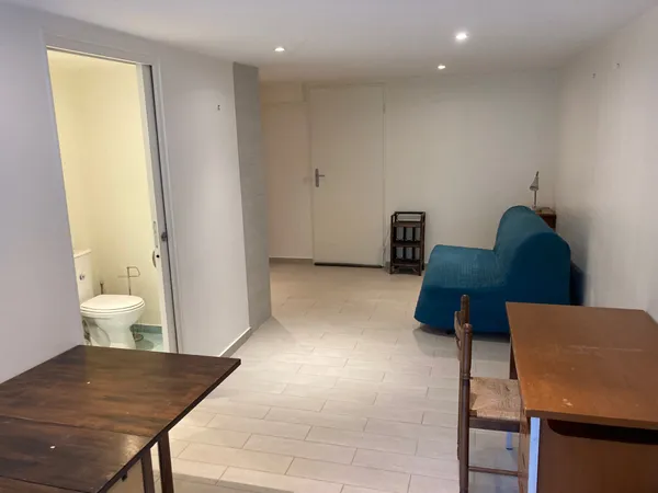 Loue studio 27 m² proche RER B , située à 20 mn de Denfert-Rochereau et 20 mn d'Orsay
