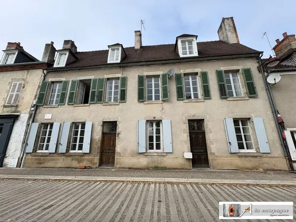 Grande bâtisse avec beaucoup de potentiel et un jardin non atte
