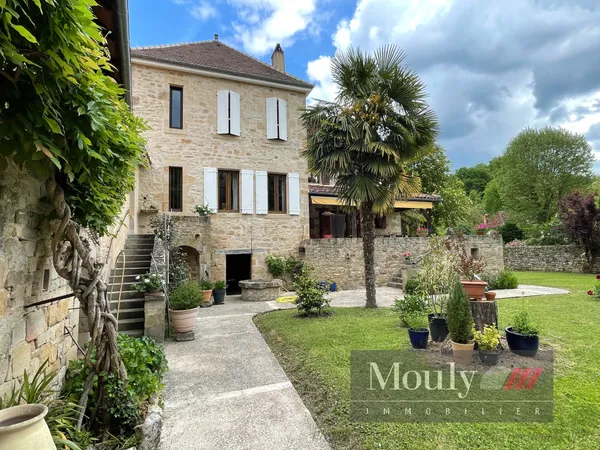 PROCHE FIGEAC - MAISON AU COEUR D'UN VILLAGE TYPIQUE DE LA R