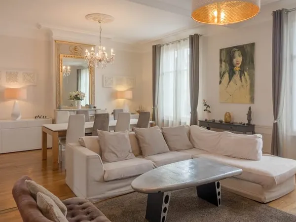 EXCLUSIVITE-Quartier Dauphine -Maison bourgeoise avec 2 garages.