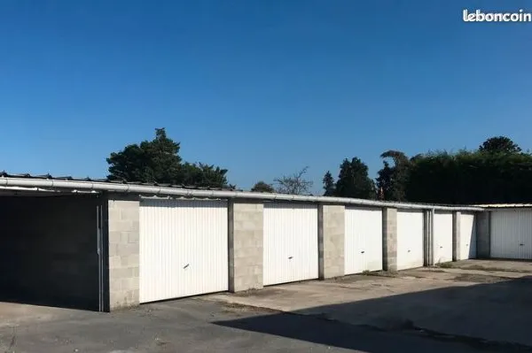 Lot 25 Garages + hangar camionnettes loués