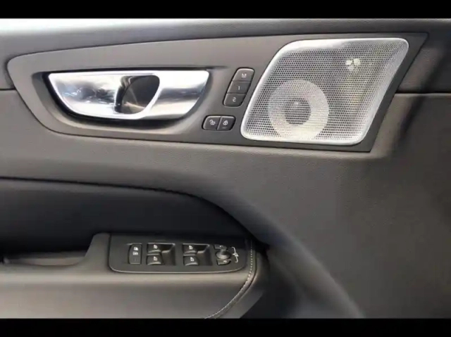 Volvo Xc60 t6 hybride rechargeable 253 + 145ch black edition geartronic 8 awd — photo 40