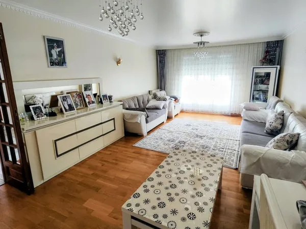 Maison 9 pièces sur sous-sol total