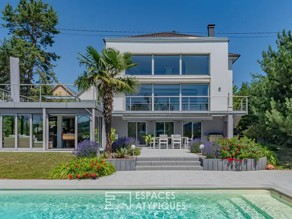 Maison de caractère à la rénovation contemporaine avec piscine et vue dégagée
