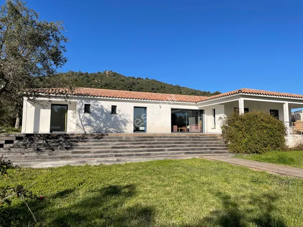 À vendre ? Belle villa avec piscine à quelques minutes de la plage de Fautea