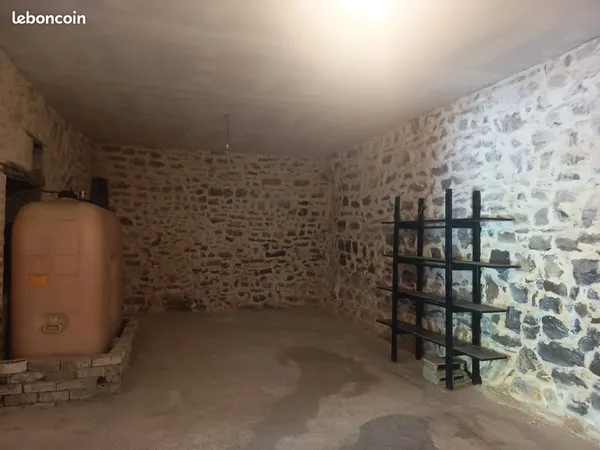 Grand garage pour stockage