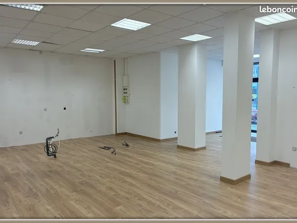 Local Commercial Lens Hyper Centre