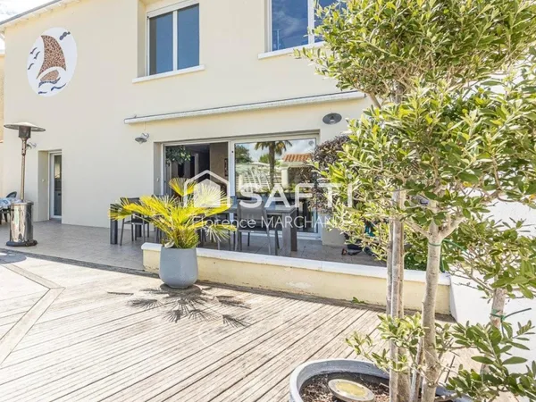 MAISON FAMILIALE, DEUX ESPACES DE VIE... ET UNE PISCINE POUR PROFITER DES BEAUX JOURS !