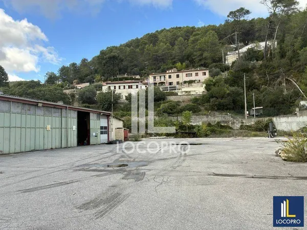 Local d'activité 895 m²