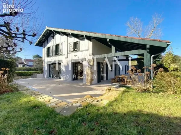 Propriété de Prestige à Bidart - Ferme du XVIIIème Rénovée avec Jardin Paysagé et Piscine
