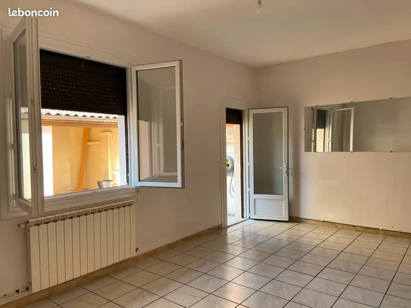 Maison d'habitation avec cour