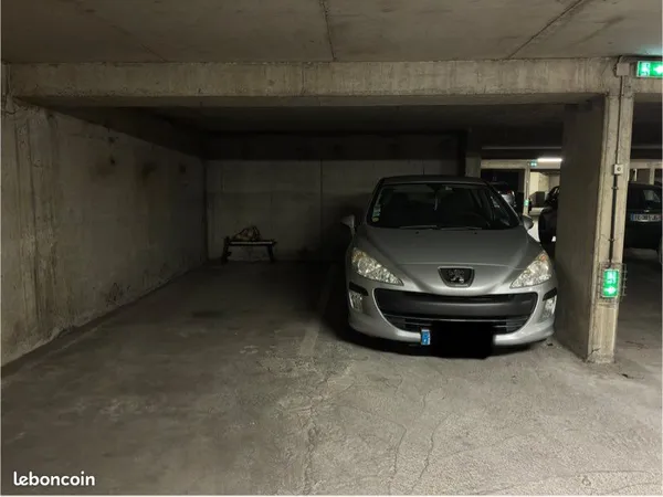 Place parking en sous-sol sécurisé