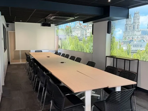 Salle de réunion de 35 m² (jusqu'à 22 personnes)