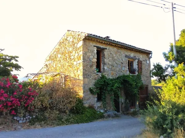Ancienne écurie de caractère avec 1 hectare de terrain