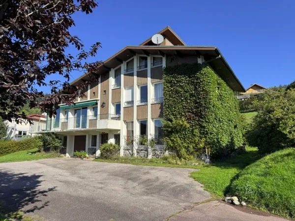 Maison d'architecte vue dominante sur le lac, plein sud