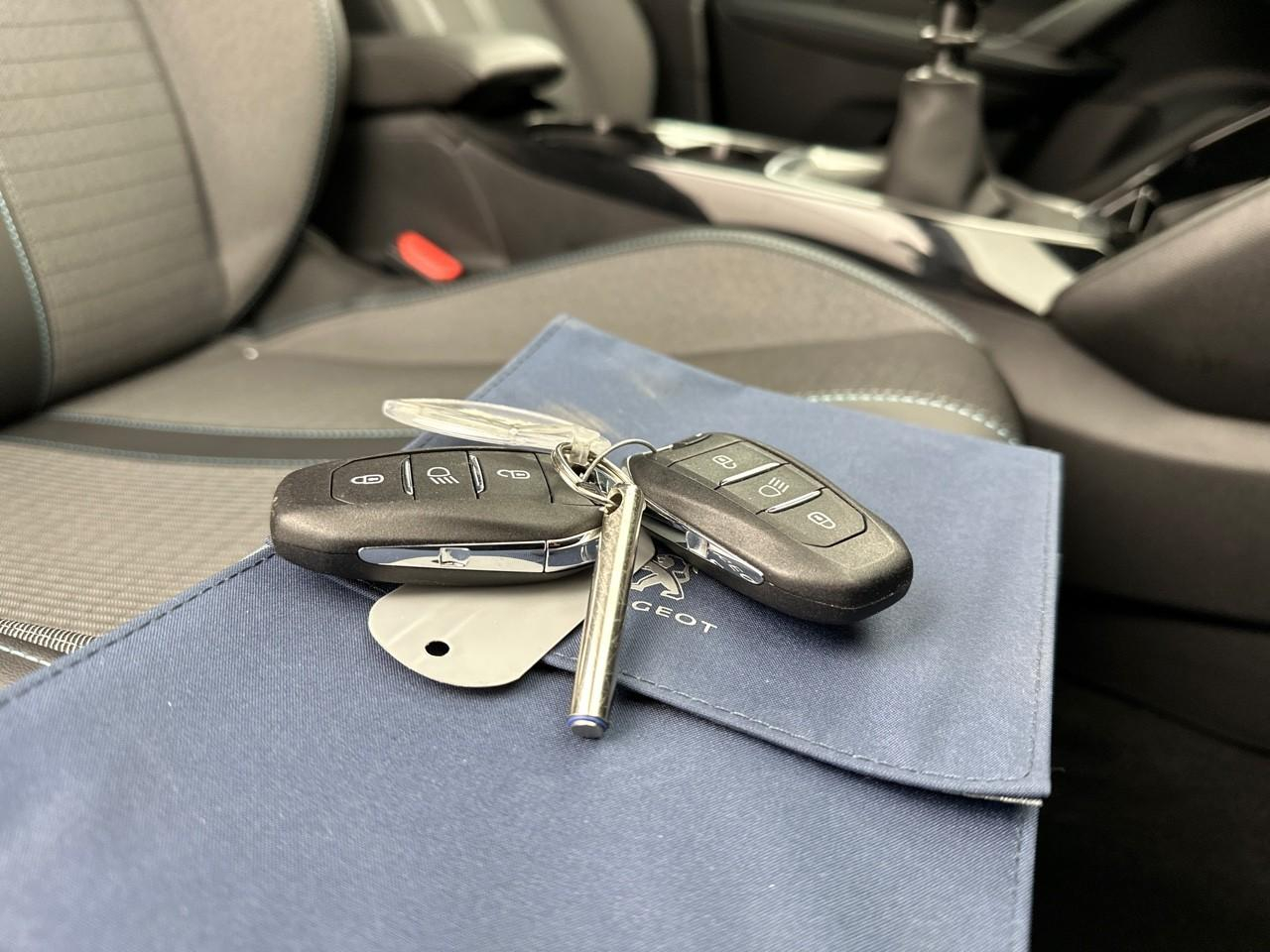 Peugeot 2008 puretech 130 s&s bvm6 allure — photo 33