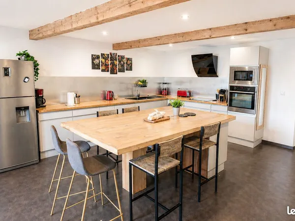 Grande chambre de 22 m² en colocation avec salle d'eau privée et dressing. Proche Tricastin