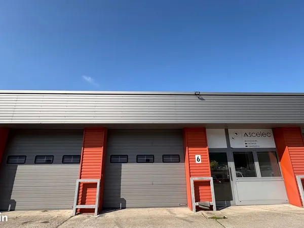 Dépôt et bureaux 230 m²