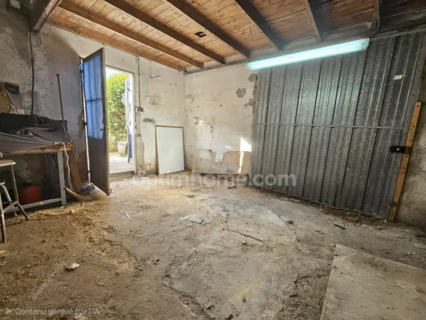 Opportunité rare à Ruelle-sur-Touvre — Garage 30 m² avec extérieur ou projet de conversion en logeme