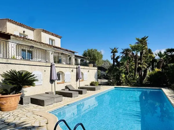 Villa 10 pièces 328 m²