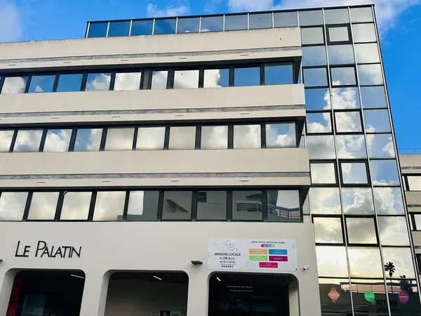HYERES - SECTEUR MEDIATHEQUE - LOCAL PROFESSIONNEL 99m2 LOUE