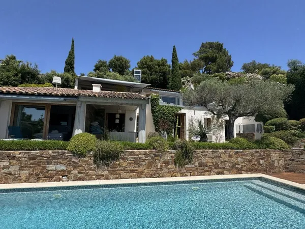 Vends maison avec piscine et vue mer
