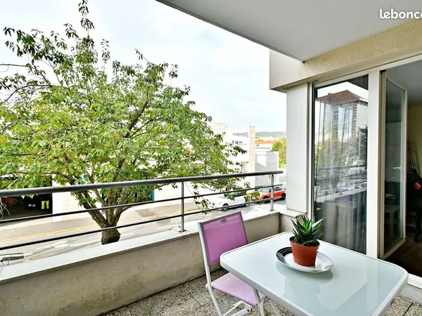Particulier loue studio meublé de 30 m2 + terrasse 7 m2 très lumineux centre ville Clermont-Fd