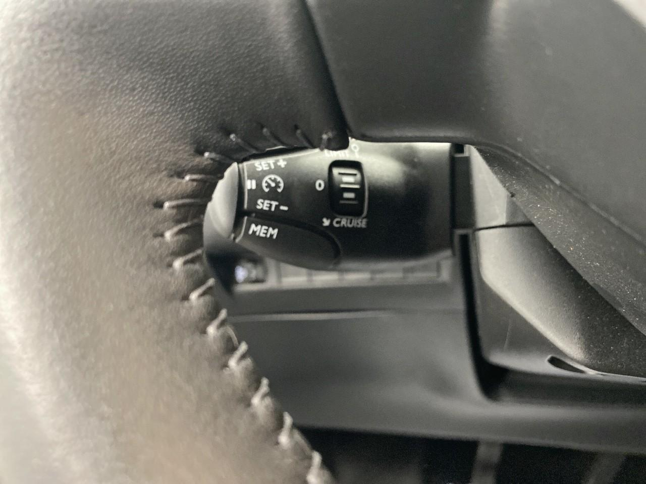 Peugeot 208 100 s&s bvm6 allure — photo 18