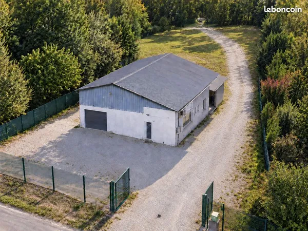 A LOUER - LOCAL PROFESSIONNEL / GARAGE 228 M2 à RIOZ
