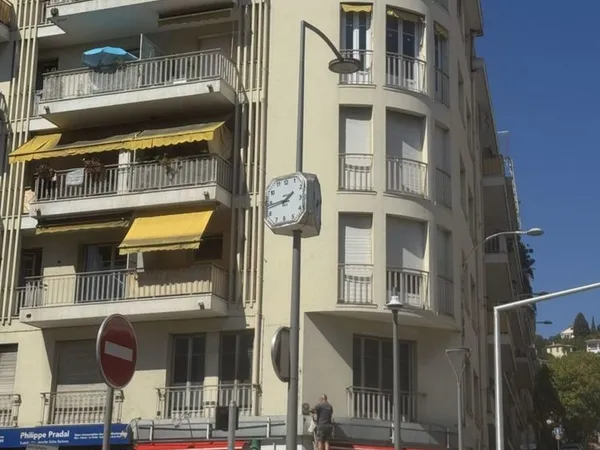 Grand deux pièces clair place Goiran Nice nord