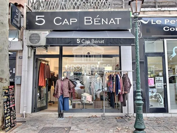 LE LAVANDOU - HYPER CENTRE - CESSION DE BAIL - BOUTIQUE CLIMATISÉE 25 M² - EXCELLENT ETAT
