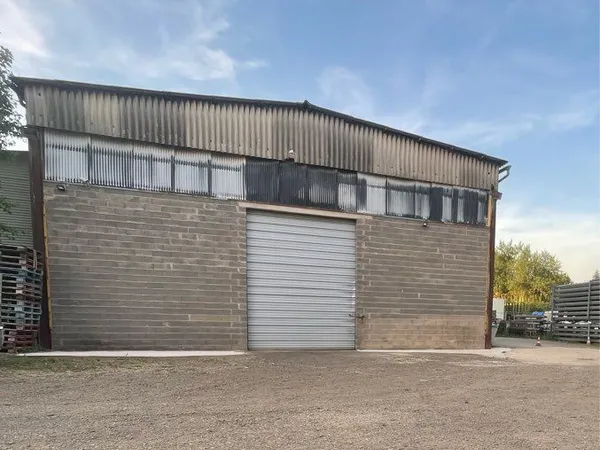 Hangar de 225m2 avec 250m2 de parking