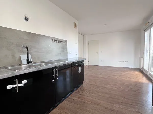 Grand 2 pièces avec balcon et parking