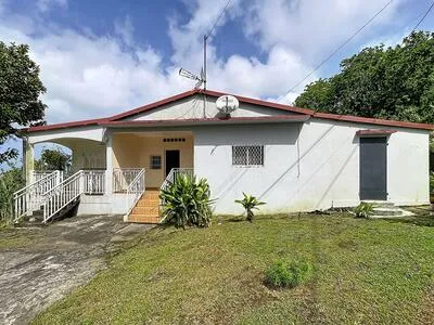 Maison rénovée de 122 m² à louer à Saint-Claude Section Matouba Papaye