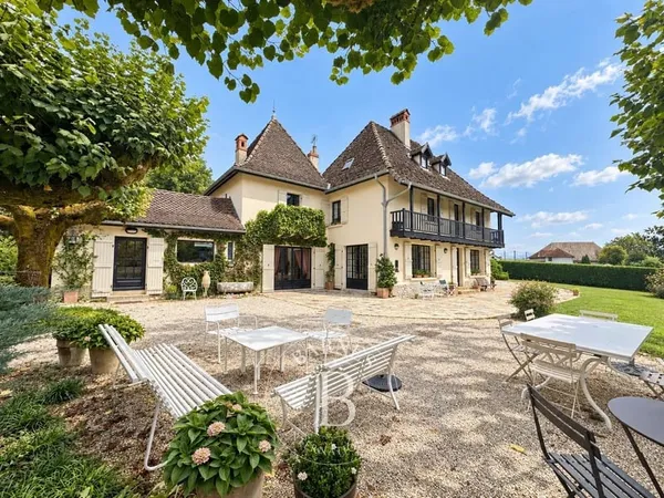 BARNES AIX LES BAINS - Propriété de caractère de 205 m² 10 pièces avec 2,47 hectares de terrain -