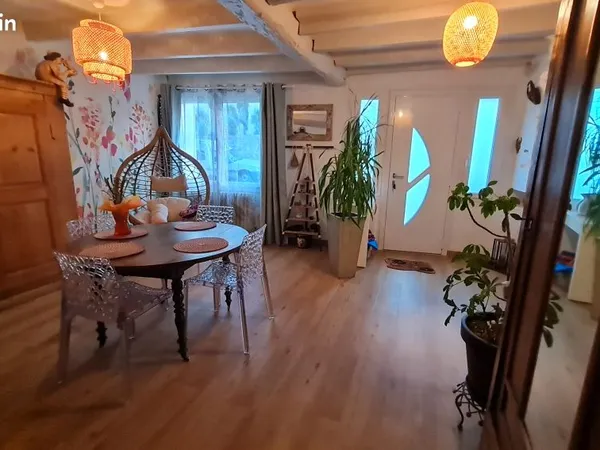 Maison de ville rénovée de 102 m² avec 3 chambres + garage