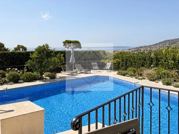 ANTIBES Élégante maison en pierre rénovée – Charme provençal proche plage