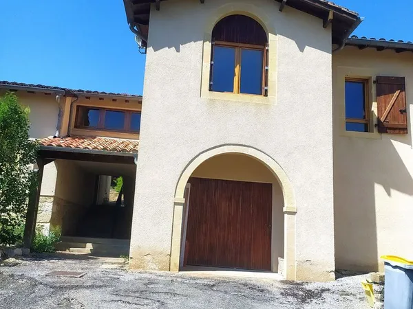 Maison rénovée 3 chambres garage et jardin plein centre village BRUNIQUEL