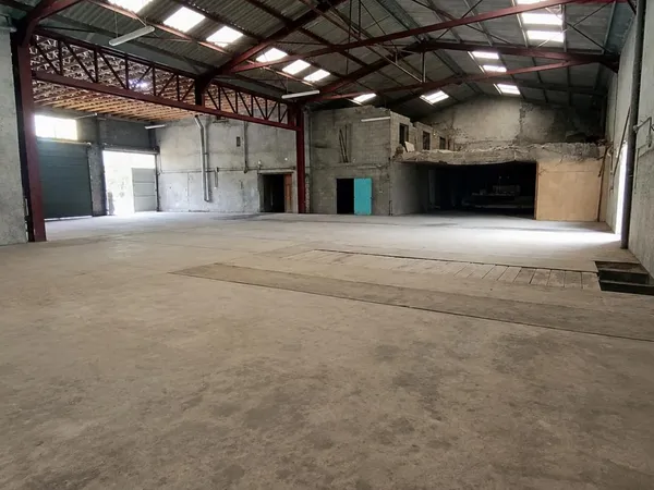 Local professionnel 650 M2 avec hangar et maison d'habitation - 1 heure de Nancy